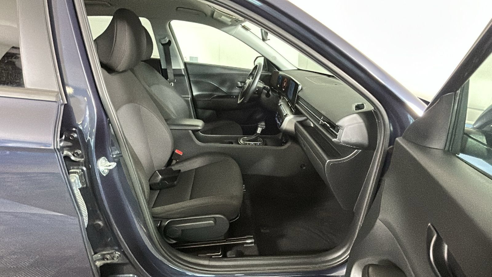 Used 2025 Hyundai Kona SEL FWD image 35