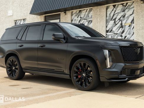 Used 2025 Cadillac Escalade V w/ LPO, ONYX Package AWD/4WD image 18