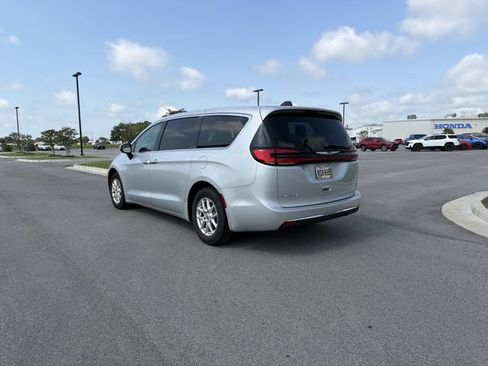 Used 2023 Chrysler Pacifica Touring-L FWD image 2