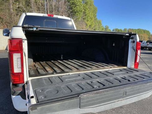 Used 2022 Ford F250 Lariat w/ Black Appearance Package image 12