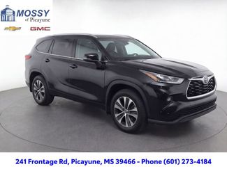 Used 2020 Toyota Highlander XLE FWD video 5