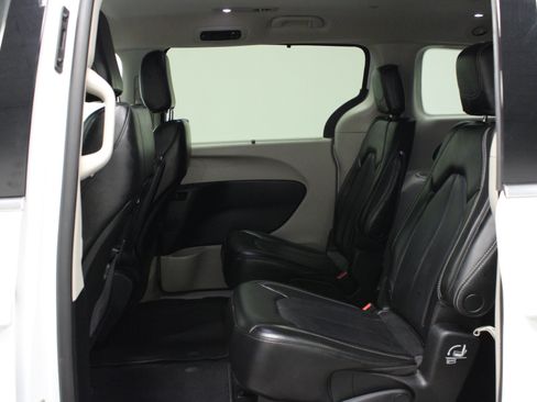 Used 2023 Chrysler Pacifica Touring-L FWD image 13