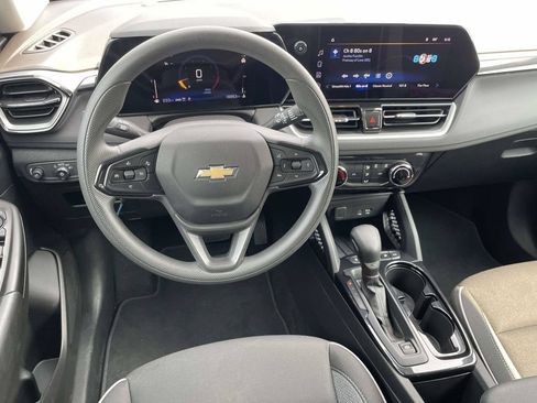 Used 2025 Chevrolet TrailBlazer LT AWD/4WD image 9