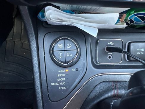Used 2019 Jeep Cherokee Trailhawk w/ Cold Weather Group AWD/4WD image 16