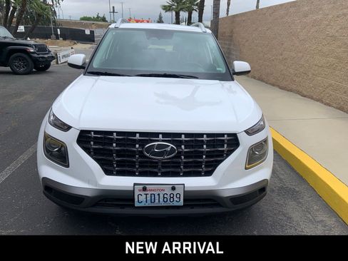 Used 2025 Hyundai Venue SEL FWD image 2