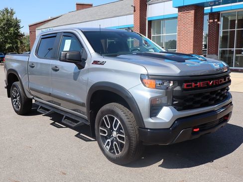 Used 2025 Chevrolet Silverado 1500 Custom Trail Boss w/ LPO, Dark Essentials Package image 4