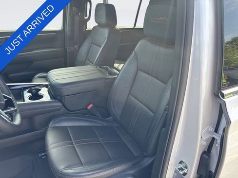 Used 2025 Chevrolet Suburban High Country AWD/4WD image 11