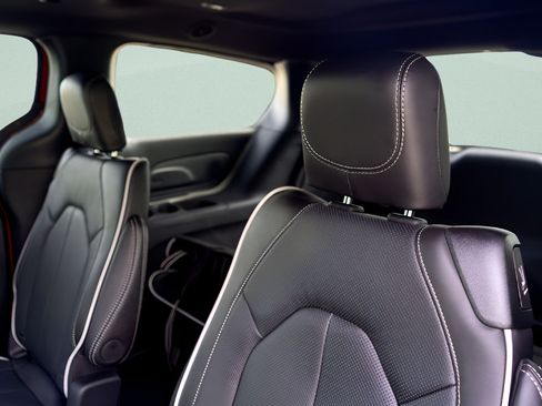 New 2026 Chrysler Pacifica Limited FWD image 24