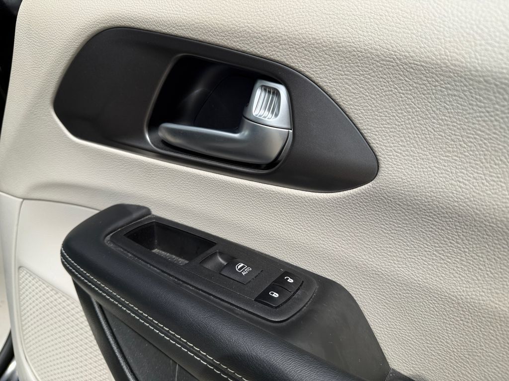 Used 2024 Chrysler Pacifica Touring-L FWD image 41