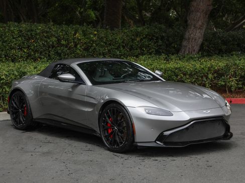 Used 2023 Aston Martin V8 Vantage Roadster RWD image 2