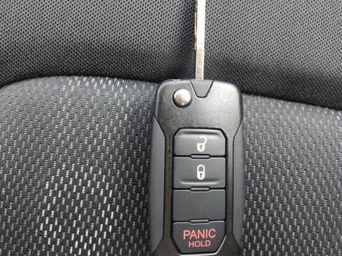 Used 2015 Jeep Renegade Latitude FWD image 32