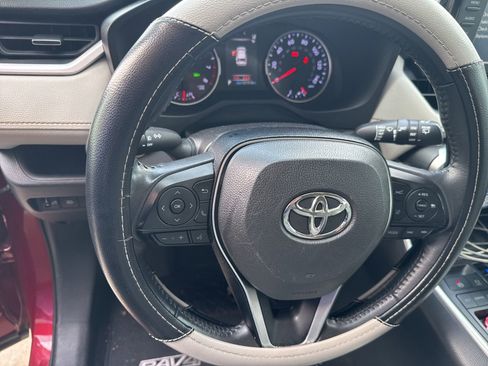 Used 2019 Toyota RAV4 XLE Premium FWD image 7