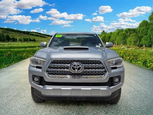 Used 2017 Toyota Tacoma TRD Sport w/ Tow Package RWD image 8