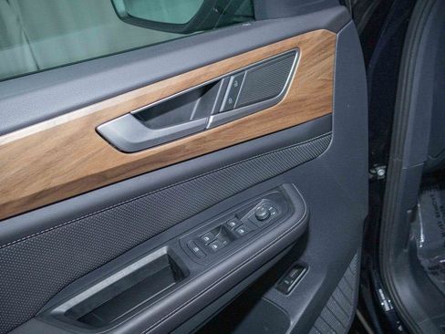 Used 2025 Volkswagen Atlas SE image 11