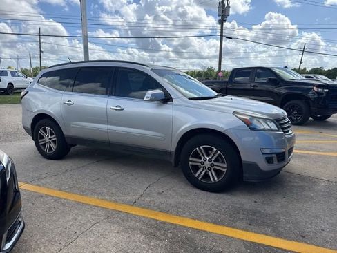 Used 2017 Chevrolet Traverse LT image 3