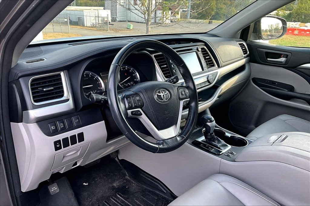 Used 2017 Toyota Highlander XLE w/ Carpet Mat Package AWD/4WD image 5