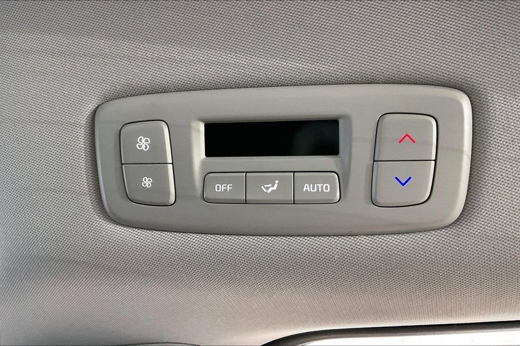 Used 2026 Kia Carnival FWD image 16
