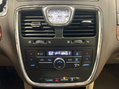Used 2016 Chrysler Town & Country Touring FWD image 17
