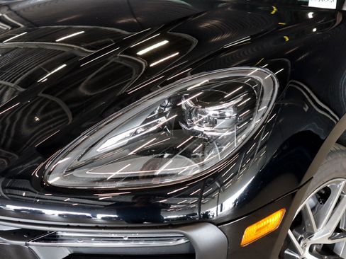 Certified 2023 Porsche Macan image 25