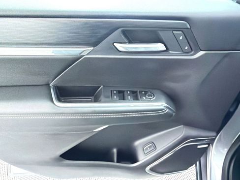 Used 2025 GMC Acadia Elevation image 15