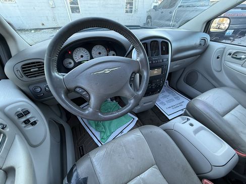Used 2005 Chrysler Town & Country Touring image 10