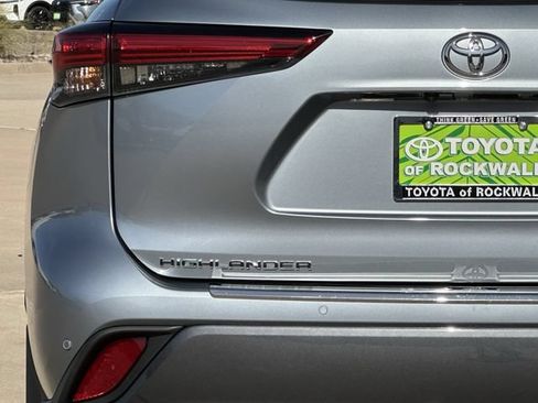 Used 2023 Toyota Highlander Limited FWD image 5