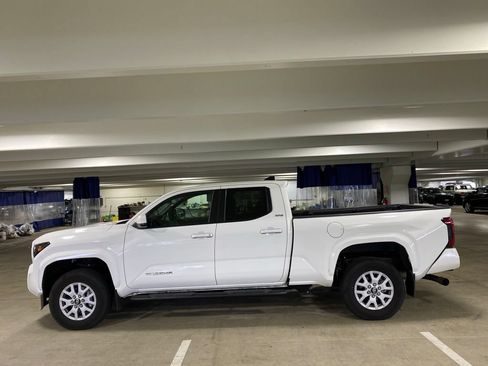 Used 2024 Toyota Tacoma SR5 AWD/4WD image 2