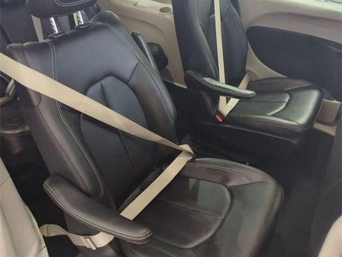 Used 2024 Chrysler Pacifica Select image 26
