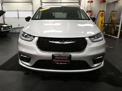 Used 2024 Chrysler Pacifica Touring-L