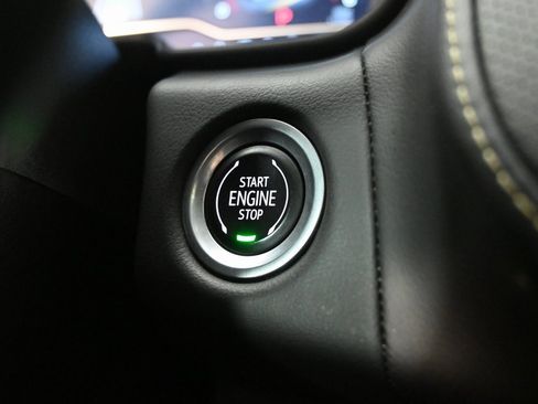 Used 2023 GMC Yukon SLT image 32