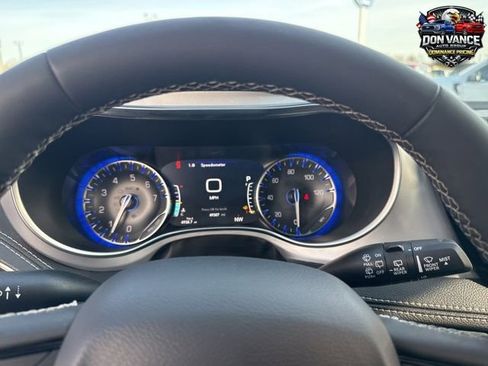 Used 2025 Chrysler Pacifica Limited FWD image 13