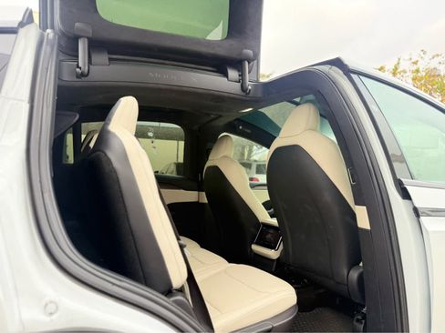 Used 2022 Tesla Model X image 6