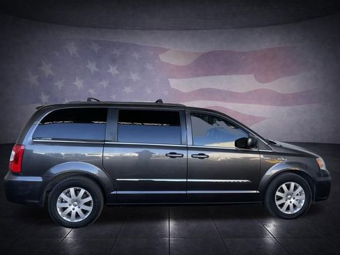 Used 2015 Chrysler Town & Country Touring image 6