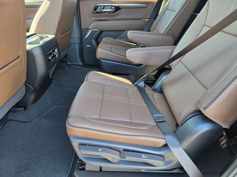 New 2025 Chevrolet Suburban High Country image 8