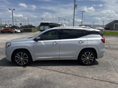 Used 2020 GMC Terrain Denali w/ Denali Premium Package FWD image 9