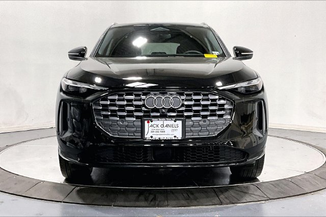 Certified 2025 Audi Q5 Premium AWD/4WD image 2