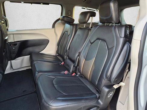 Used 2021 Chrysler Pacifica Touring-L w/ Uconnect Theater Family Group FWD image 17