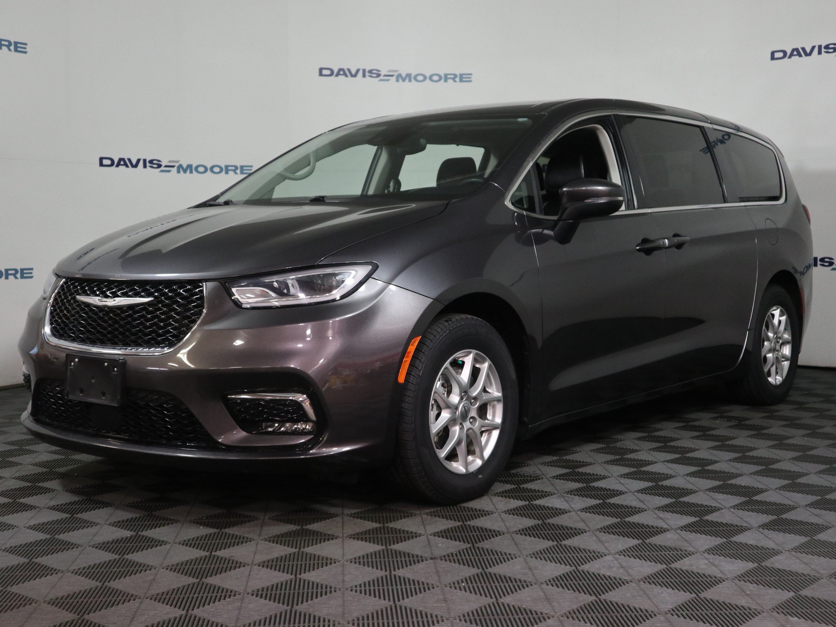 Used 2023 Chrysler Pacifica Touring-L FWD image 12