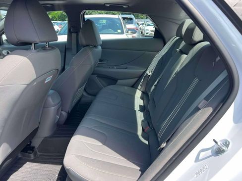 Certified 2025 Hyundai Elantra SEL FWD image 11