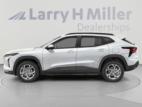 Used 2025 Chevrolet Trax LT w/ Driver Confidence Package FWD image 3