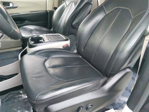 Used 2022 Chrysler Pacifica Touring-L image 17