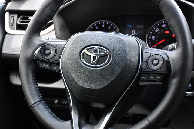 Used 2022 Toyota RAV4 XLE Premium AWD/4WD image 26