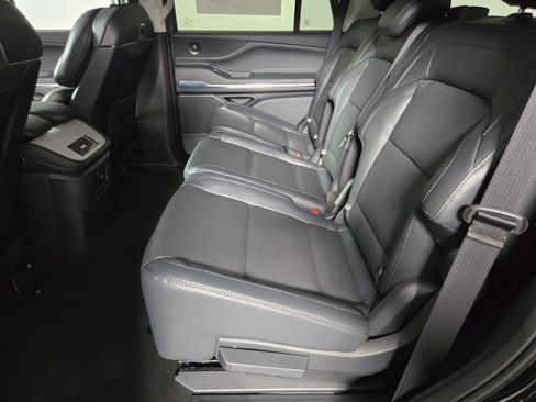 New 2026 Lincoln Navigator Premiere AWD/4WD image 13
