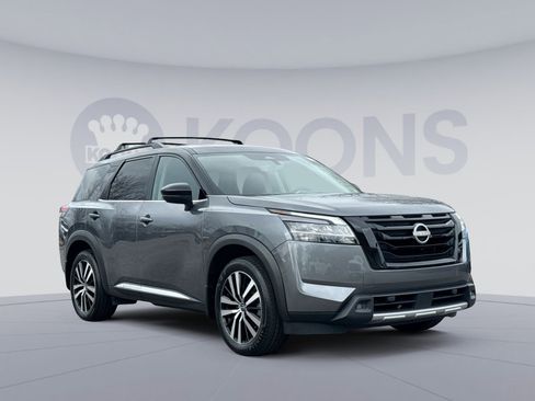 Used 2024 Nissan Pathfinder Platinum w/ Black Appearance Package image 10