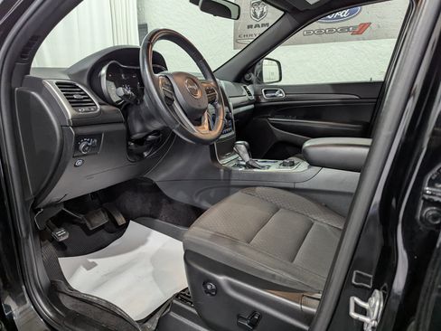 Used 2018 Jeep Grand Cherokee Laredo AWD/4WD image 13