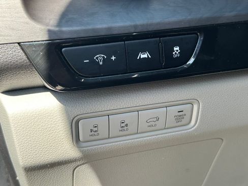 Used 2023 Kia Carnival EX FWD image 26