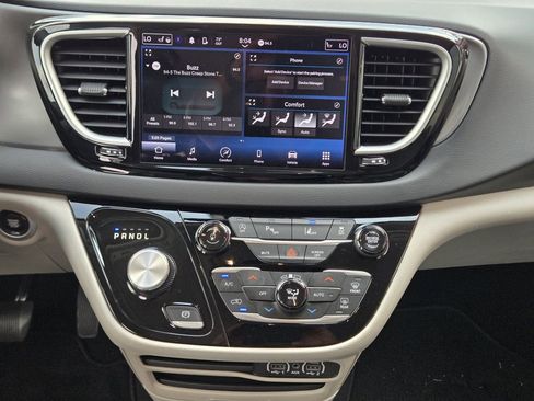 Used 2023 Chrysler Pacifica Touring-L FWD image 22