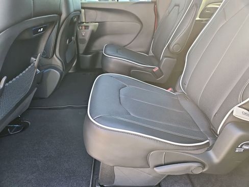 New 2026 Chrysler Pacifica Limited image 19