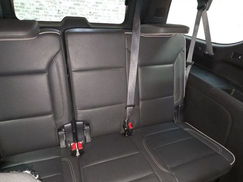 Used 2023 Chevrolet Suburban Premier image 12