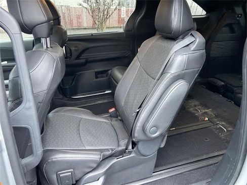 Used 2025 Toyota Sienna Limited image 32